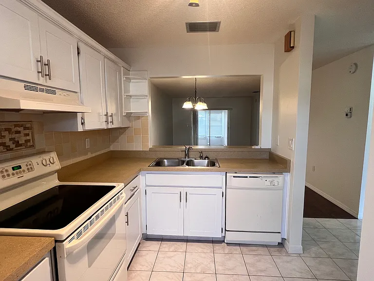 2928 Stilwell Ct — Photo 3