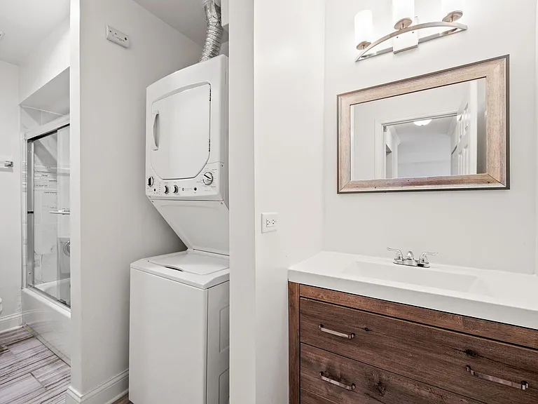 Emerald Court Apartments — Photo 42