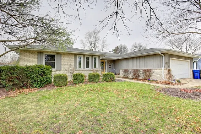 1214 Harrington Dr photo 1