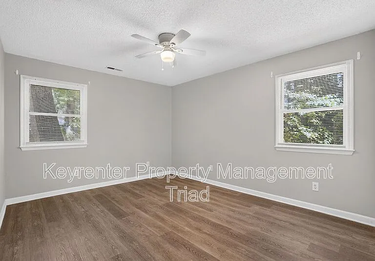 151 Laura Ave — Photo 20
