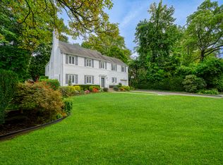 23 Parkside Dr, Great Neck, NY 11021