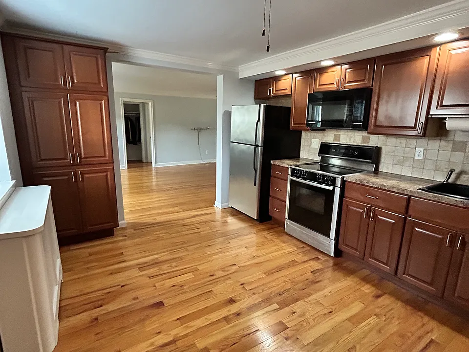 Kitchen w/ Hardwood floors