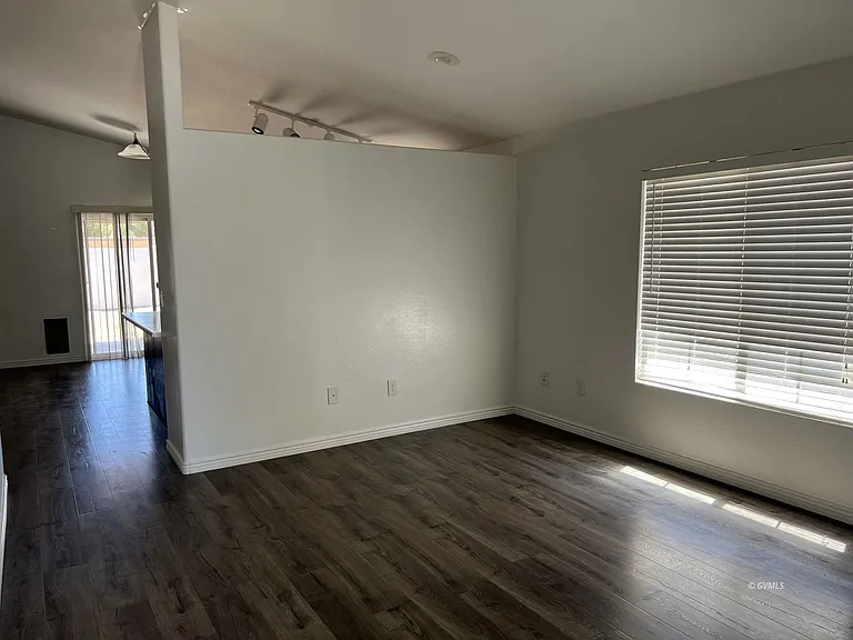 1605 E Copper Canyon Dr — Photo 2