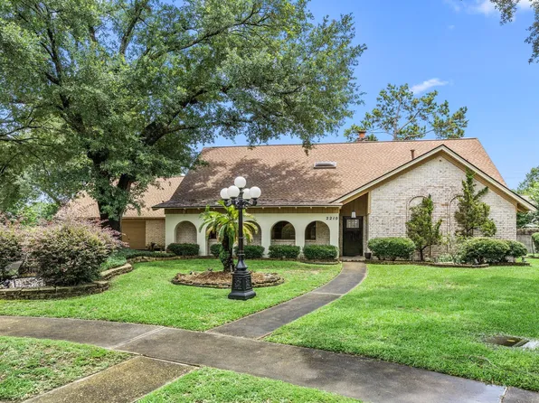 2210 S Memorial Ct, Pasadena, TX 77502