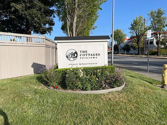 3rd image of 537 Boxwood Drive
