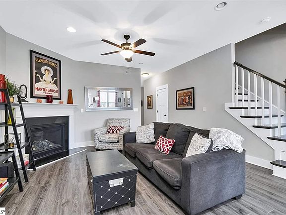 3rd image of 21 Timber Oak Way
