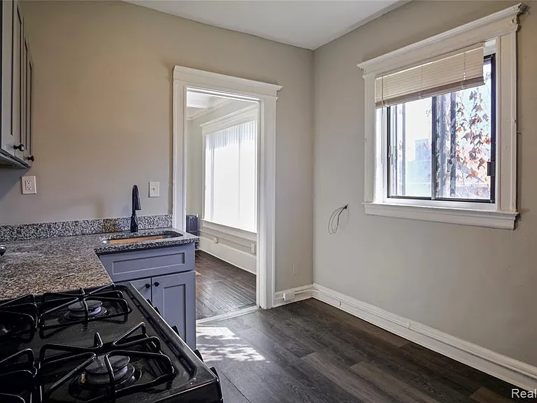 68 E Willis St #9 — Photo 7