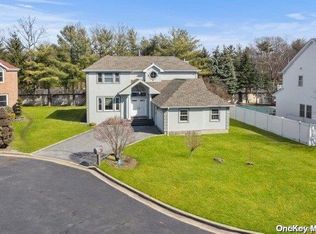 5 Laurel Ln, Old Westbury, NY 11568