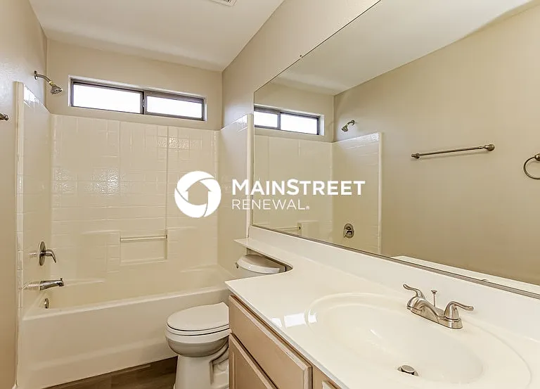 8818 W Loma Ln — Photo 11