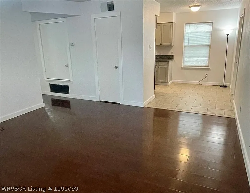 3 bed, 1.5 bath, 1161 sqft, $1,050 — Photo 2