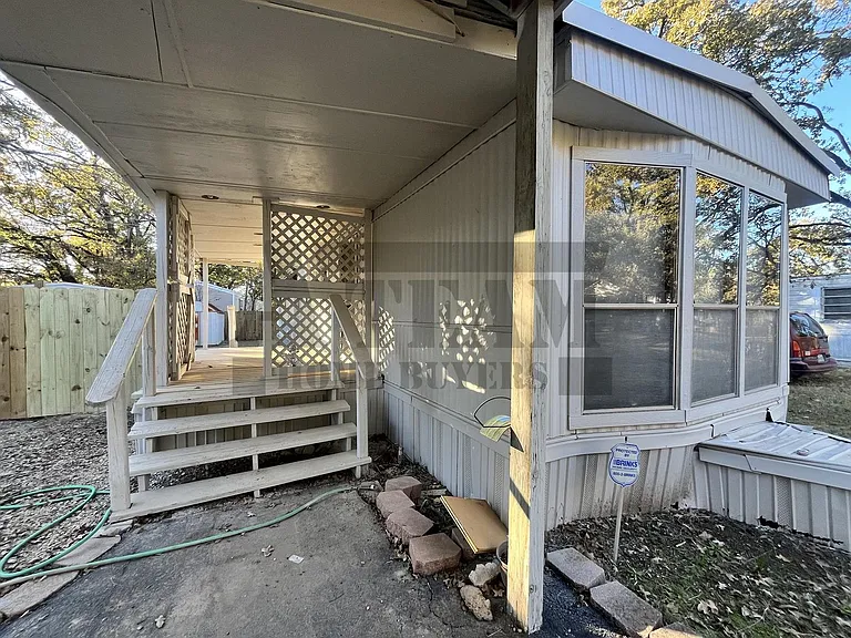 135 Oxbow St — Photo 2