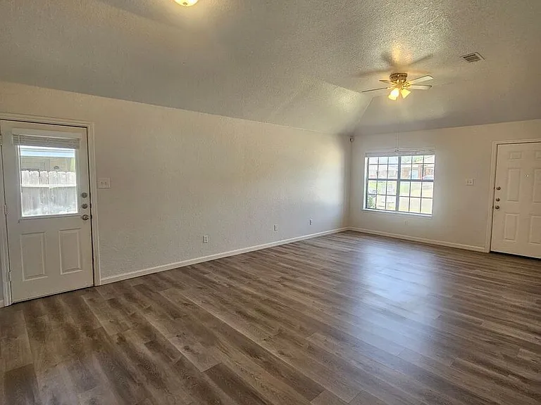 4005 Hitchrock Dr #B — Photo 2