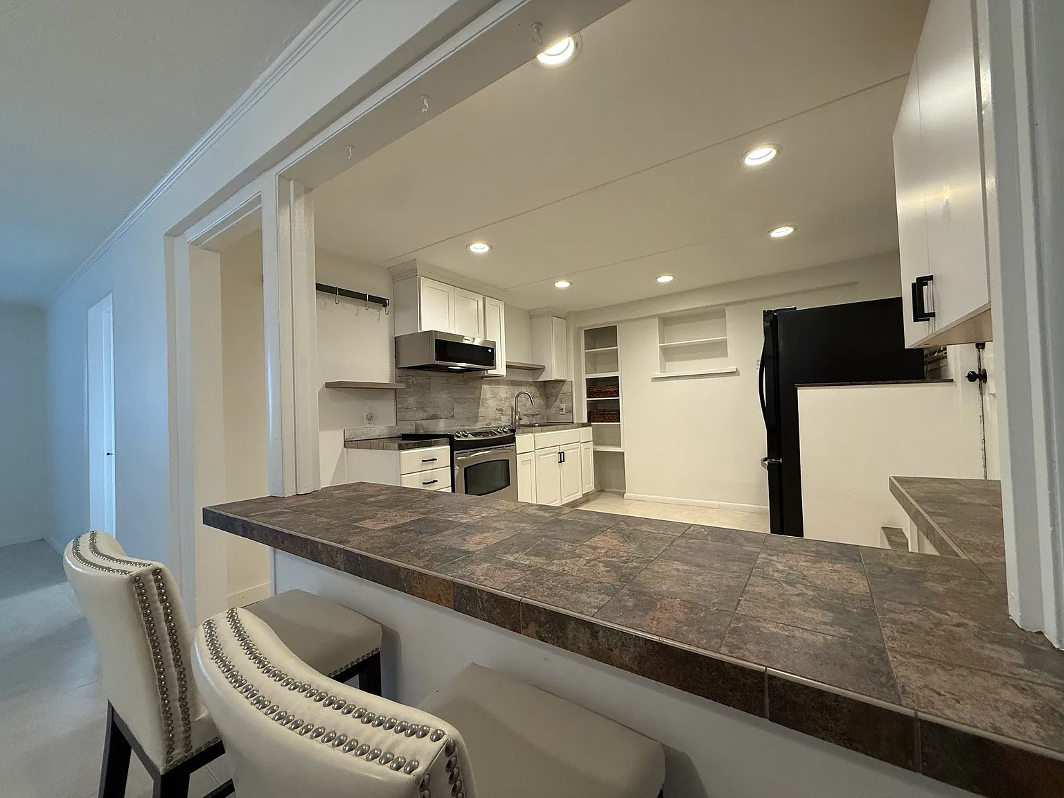 656 Manor Dr — Photo 3