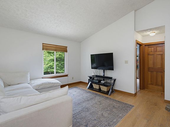 3rd image of 32 S Angela Cir