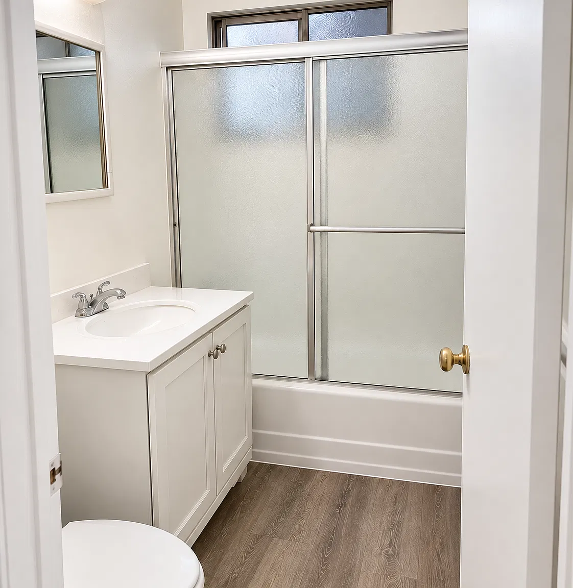 Charming 1 bedroom apartment with updated kitchen, laundry on-site, parking & included utilities — Photo 4