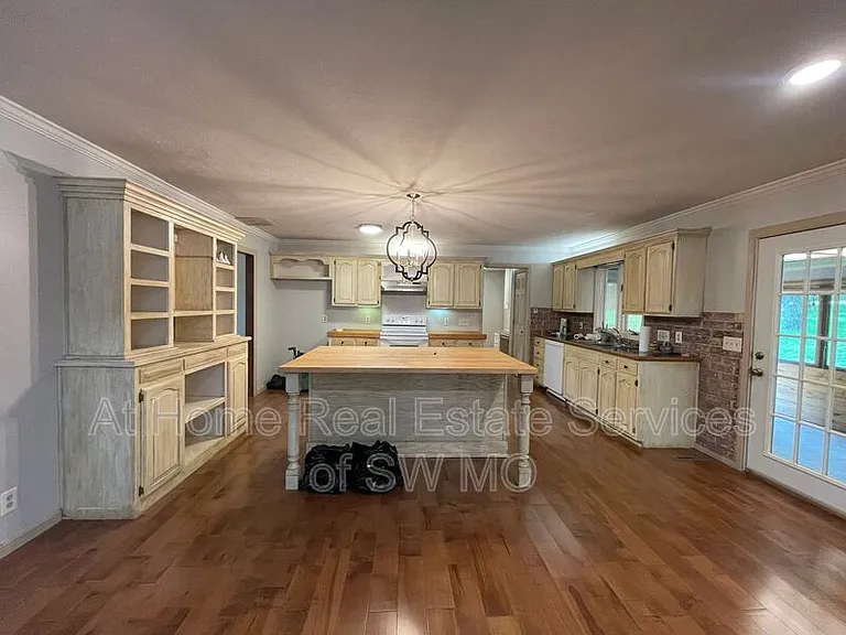 4410 E Valley Rd — Photo 3