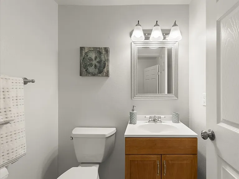 1811 Queen Victoria Way — Photo 20