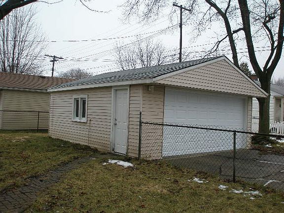 3rd image of 28320 Maplewood St
