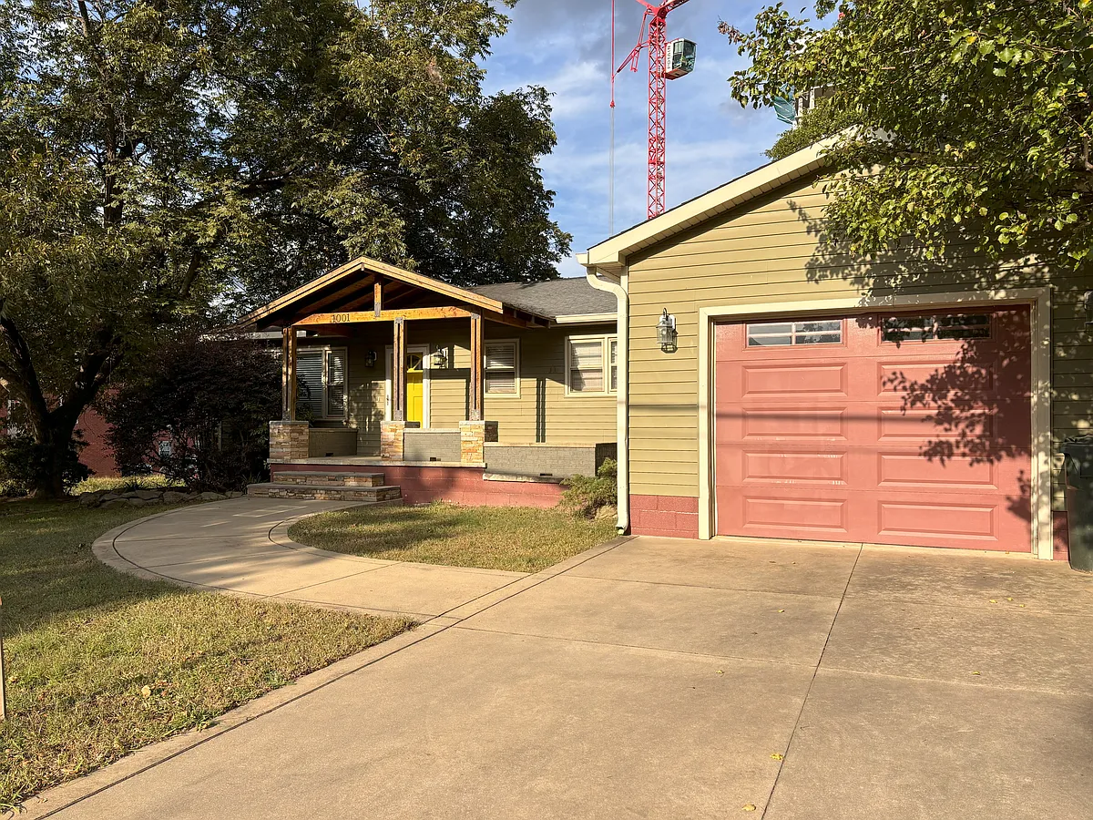 Front - 1001 Fuller St