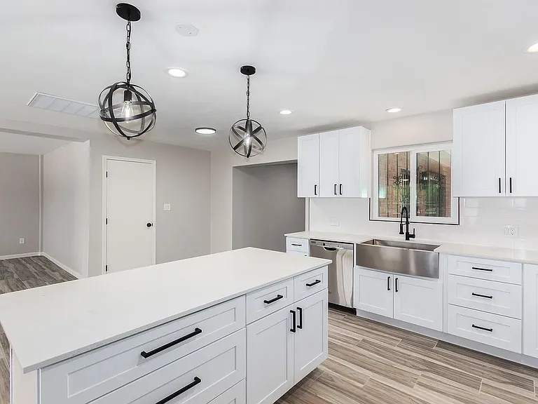 2222 E Blacklidge Dr — Photo 9