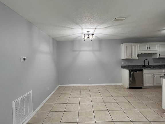 4th image of 26 E Lane Dr