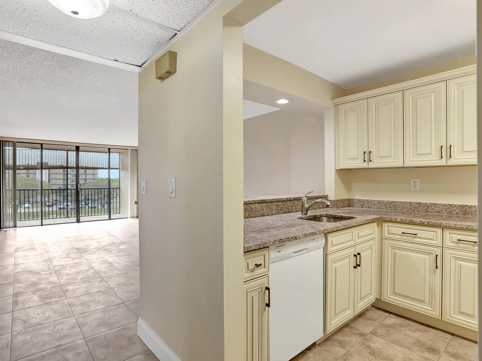 2 bed, 1.0 bath, 1010 sqft, $2,350 — Photo 4