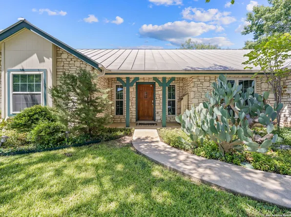 101 Country Ln, Castroville, TX 78009