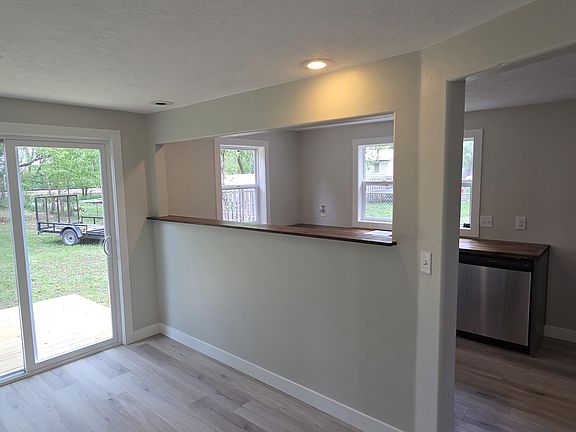 5th image of 307 1/2 W Pleasant St