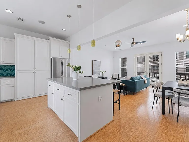 1121 Moy St — Photo 15