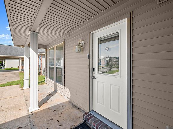 4th image of 953 Meadow Glen Ave