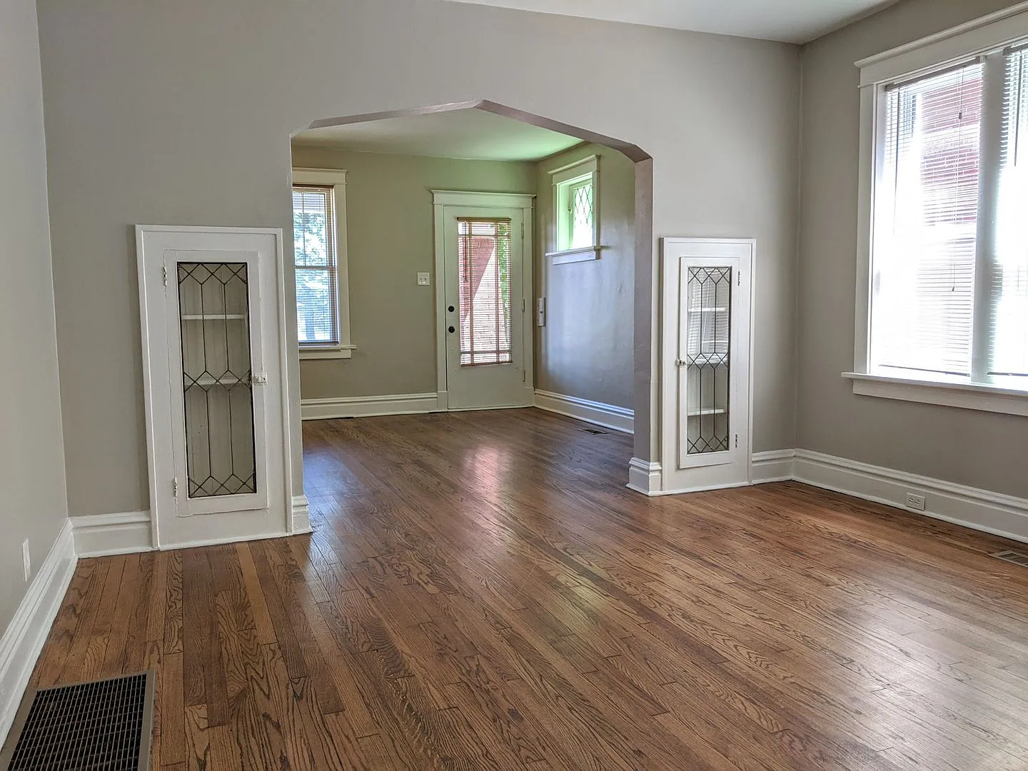 Spacious and freshly updated 2 bedroom — Photo 2
