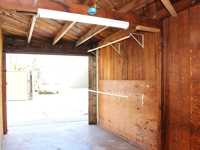 48th St (Garages) — Photo 3