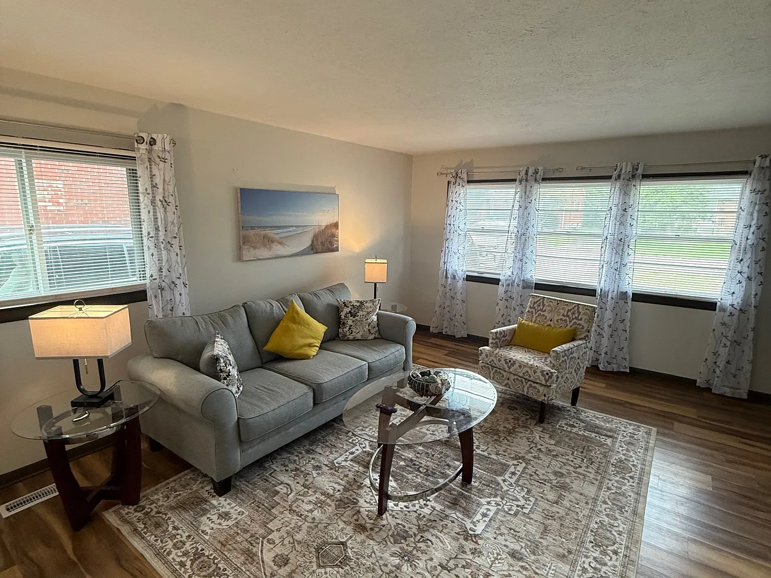 3 bed, 1.5 bath, 1263 sqft, $1,600 — Photo 2