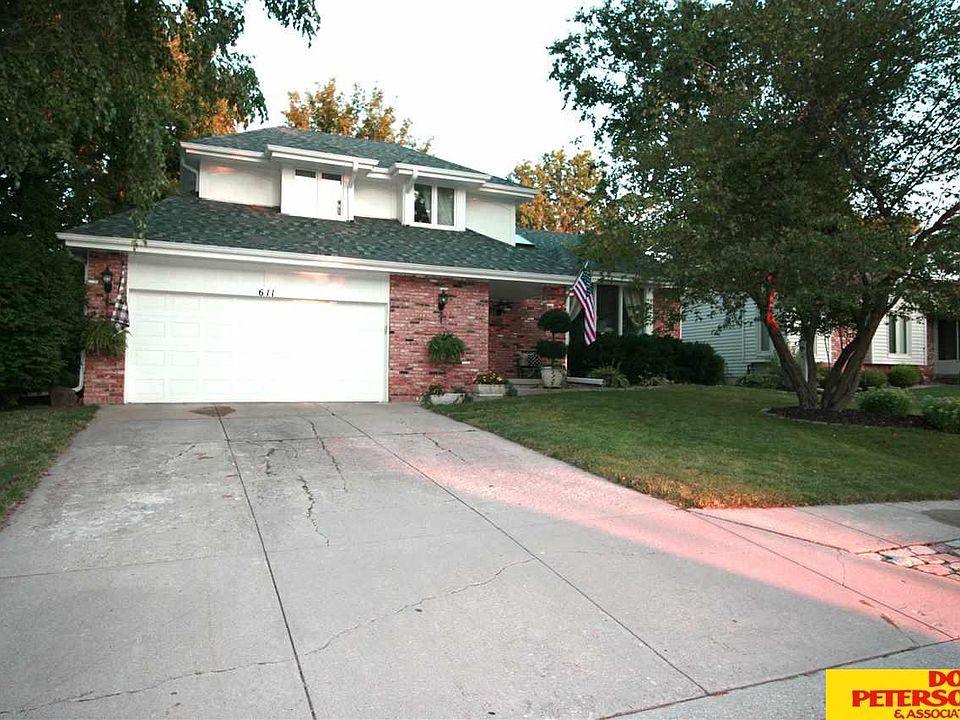 1st image of 611 N 152nd Ave