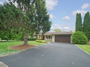 3945 Gresham Ct N, Oakdale, MN 55128