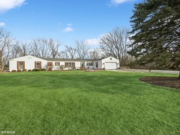 3028 Red Barn Rd, Crystal Lake, IL 60012