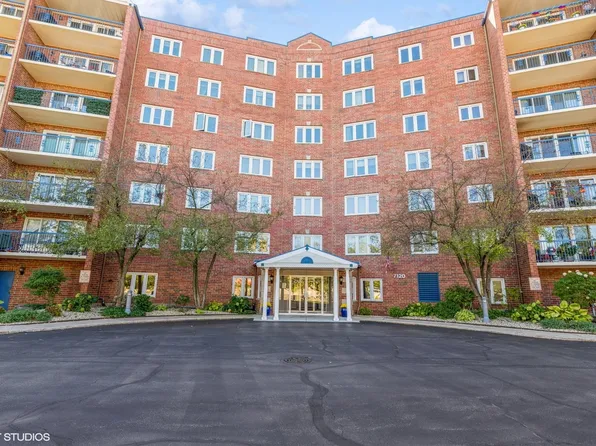 7120 N Milwaukee Ave APT 204, Niles, IL 60714