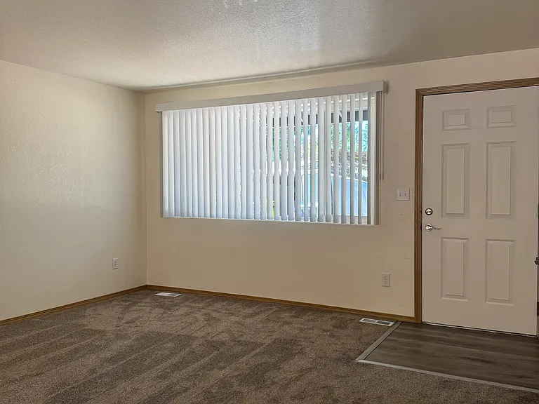 4035 16th Ln NE — Photo 6