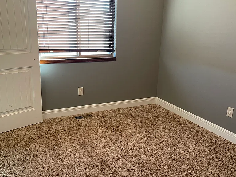 1027 Dakota Ln — Photo 3