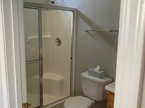 3rd image of 660 W Oaks Dr