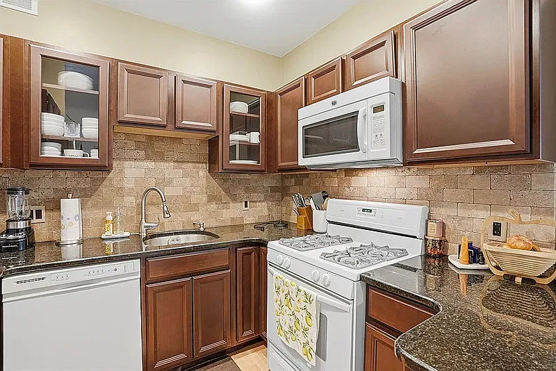 1 bed, 1.0 bath, 753 sqft, $1,720 — Photo 2