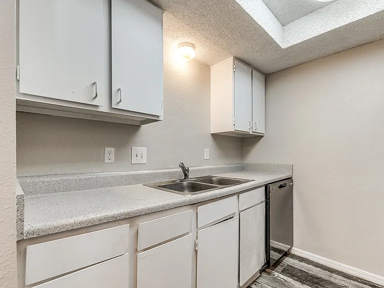 Fairfax Apartments — Photo 18