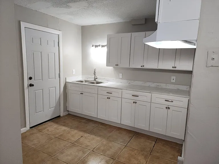 2851 Sophia St — Photo 2