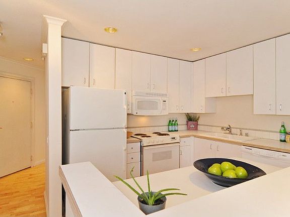 3rd image of 3100 Fairview Ave E APT 407