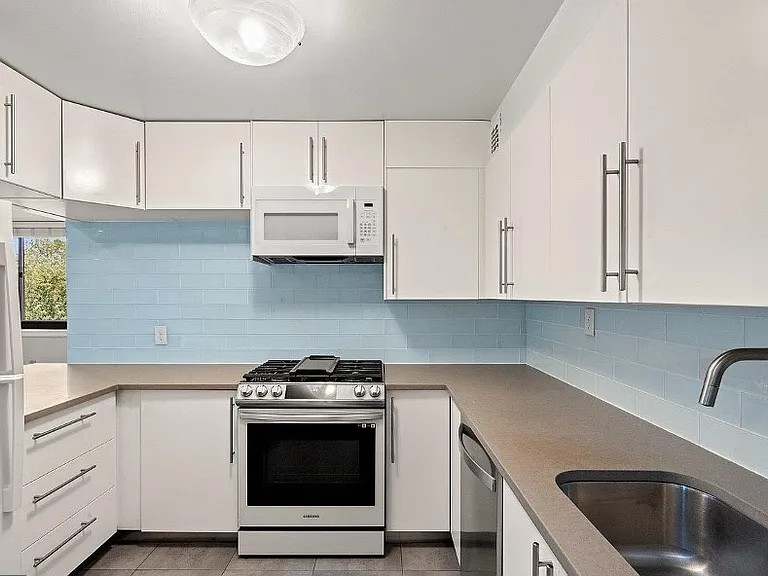 Kitchen - Samsung gas stove with air-fryer oven
