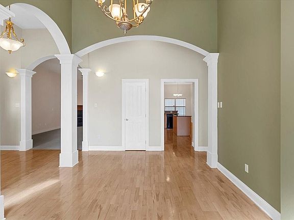 5th image of 142 Louise Dr