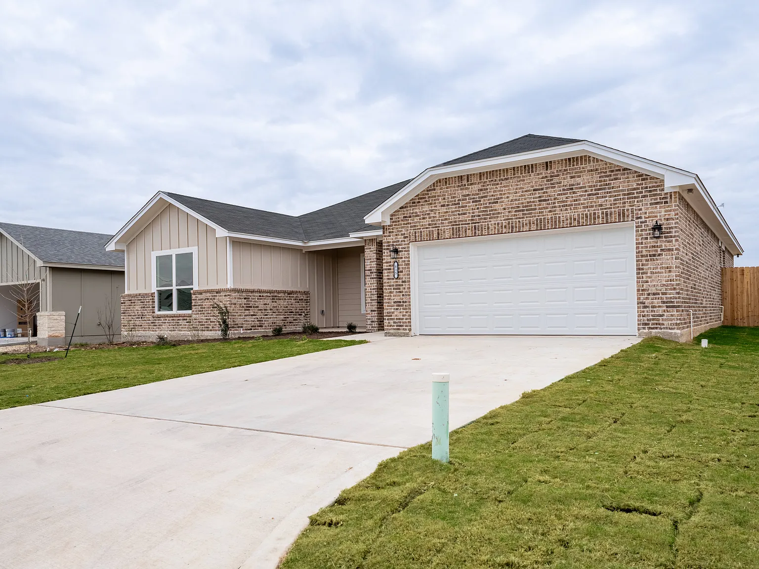 4 bed, 2.0 bath, 1949 sqft, $2,200 — Photo 2