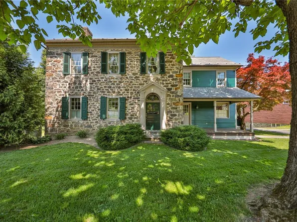 242 W Aluta Mill Rd, Nazareth, PA 18064