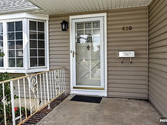 3rd image of 419 Main Ave