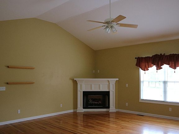 5th image of 360 Abby Ct
